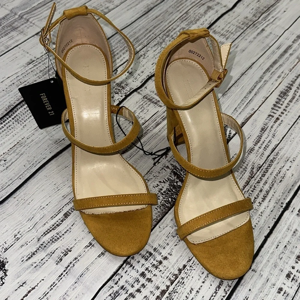 Forever 21 Women's‎ Mustard Block Heel Strappy Sandals Sz. 8.5 NWT